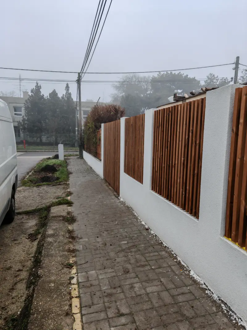 Fa kerítés szemléltető képe, helyszín nincs megadva